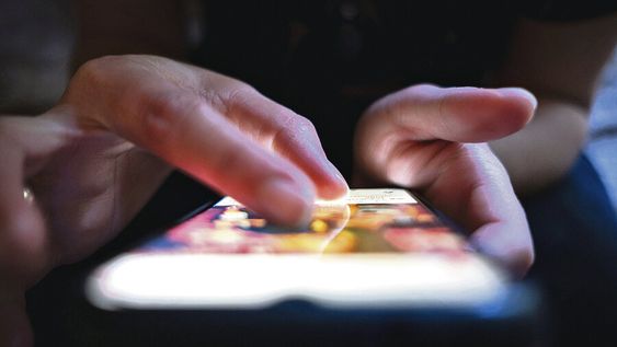 Mujer con celular. Fotos: Pablo Vignali / adhocFOTOS Mujer con celular. Fotos: Pablo Vignali / adhocFOTOS