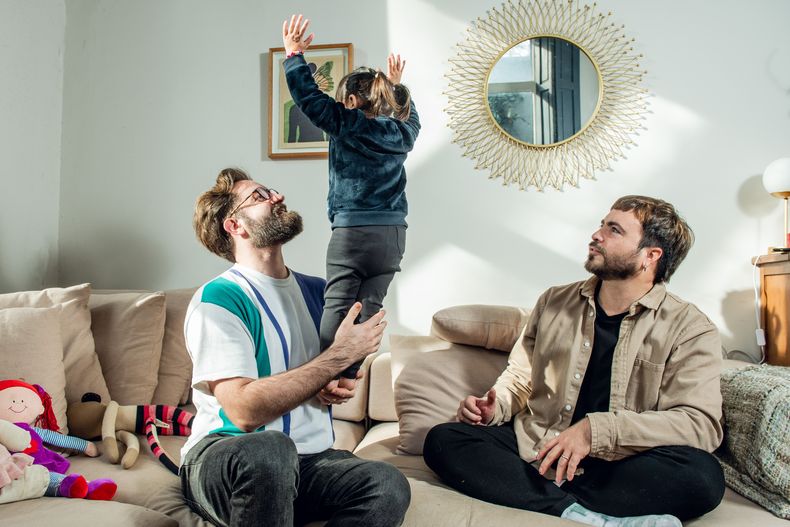 Marcos y Gastón con la hija de ambos