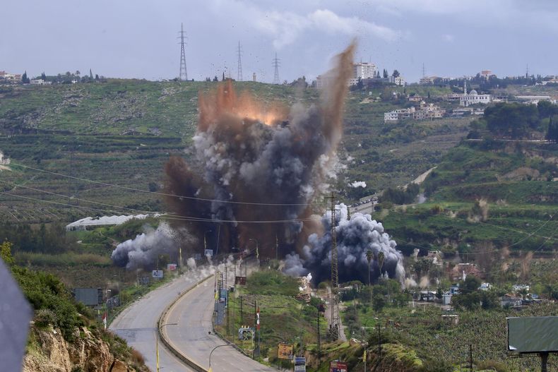 Se observa humo y llamas tras un ataque israelí contra el puente Qasmiya, cerca de Tiro, en el sur del Líbano, este domingo.