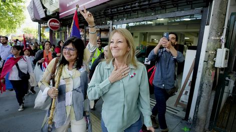 Maria Inés Obaldía y Carolina Cosse en la Avenida 8 de Octubre en Montevideo, durante la campaña electoral.&nbsp;