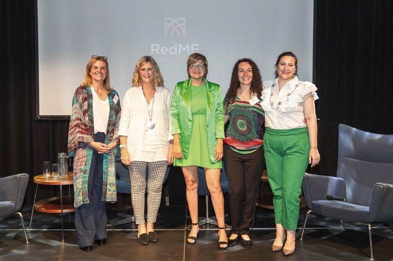 Las panelistas Inés Arocena, Virginia Suárez, Silvana Lettieri y María Virginia Moreira rodean a la moderadora Iliana da Silva
