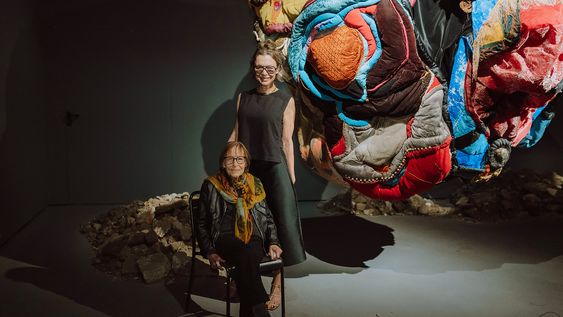 Artista Margaret Whyte y curadora Patricia Bentancur.