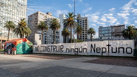 Militantes contra el proyecto Neptuno, frente a la Torre Ejecutiva, en abril&nbsp;