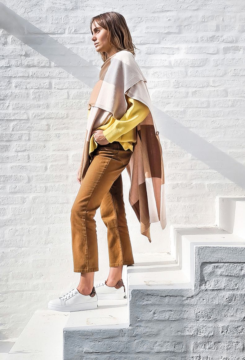 Buzo amarillo $ 1.352 | Urban Haus · Poncho estampa damero $ 5.220 | Pastiche · Pantalón tiro alto $ 2.600 | Rotunda · Championes blancos de cuero $ 3.780 | Pastiche