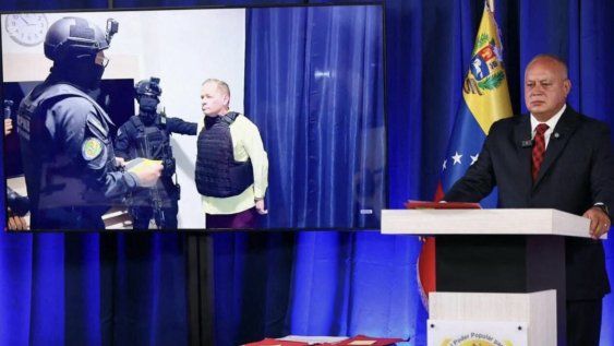 Imagen difundida por el Ministerio del Interior y Justicia de Venezuela que muestra al ministro del Interior, Diosdado Cabello, hablando sobre el arresto del miembro de la oposición Juan Pablo Guanipa durante una conferencia de prensa en Caracas el 23 de mayo de 2025