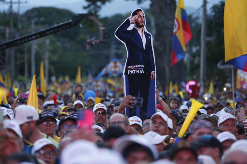 Seguidores del candidato ultraderechista Abelardo de la Espriella participan en el cierre de campaña en Buga (Colombia).