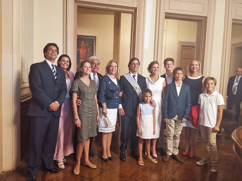 En el Palacio Estévez, luego del traspaso de mando, con la familia Lacalle. Luis en el centro, rodeado de Lorena Ponce de León, sus hijos, padres, hermanos y sobrinos.