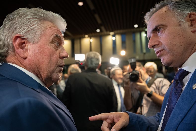 El embajador estadounidense en Uruguay Louis Rinaldi y el presidente Yamandú Orsi. 