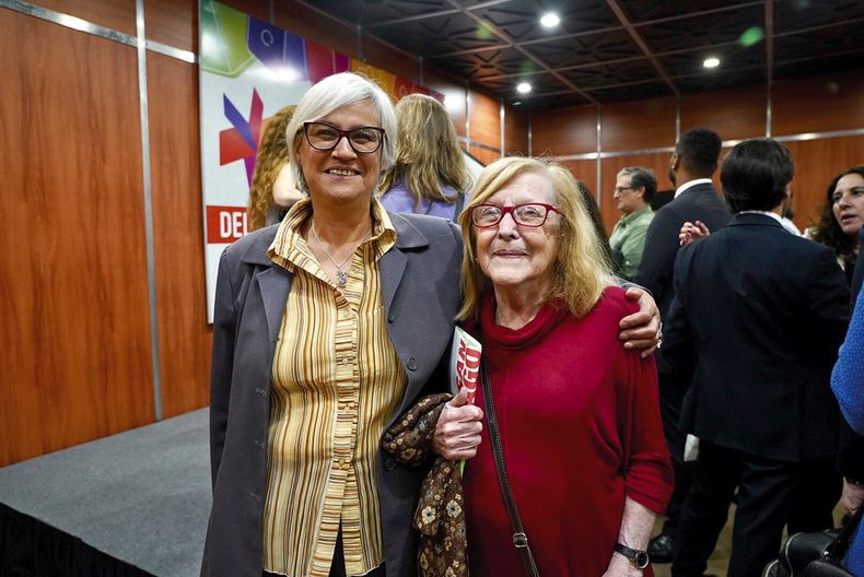 La vicepresidenta de la Cámara Uruguaya del Libro Lourdes Pérez con la escritora argentina Josefina Delgado