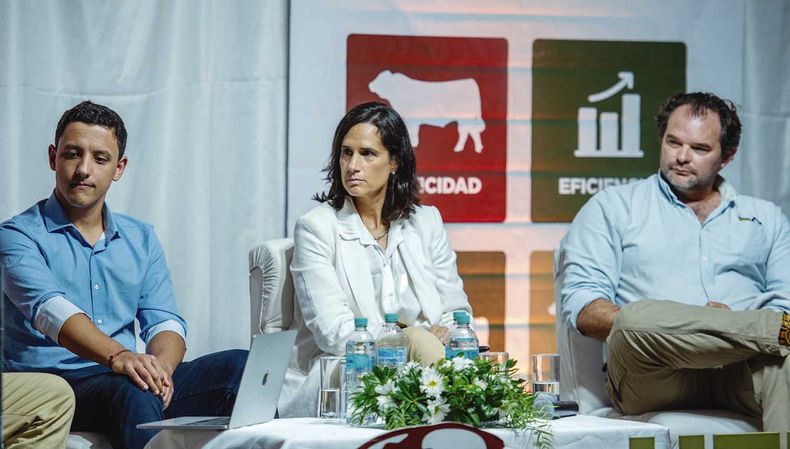 El investigador de Ceres, Martín Alesina; la gerente de Estrategia e Innovación del INAC, Inés Invernizzi; y el coordinador ganadero de Fucrea, Gonzalo Ducos, en el foro Visión Futuro Ganadero, organizado por Hereford Uruguay
