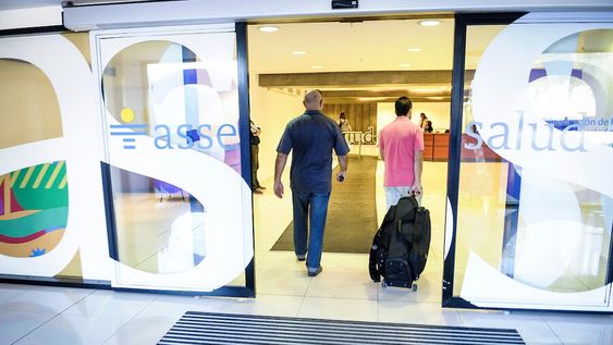 Entrada del edificio sede de ASSE. Foto: Javier Calvelo / adhocFOTOS Entrada del edificio sede de ASSE. Foto: Javier Calvelo / adhocFOTOS