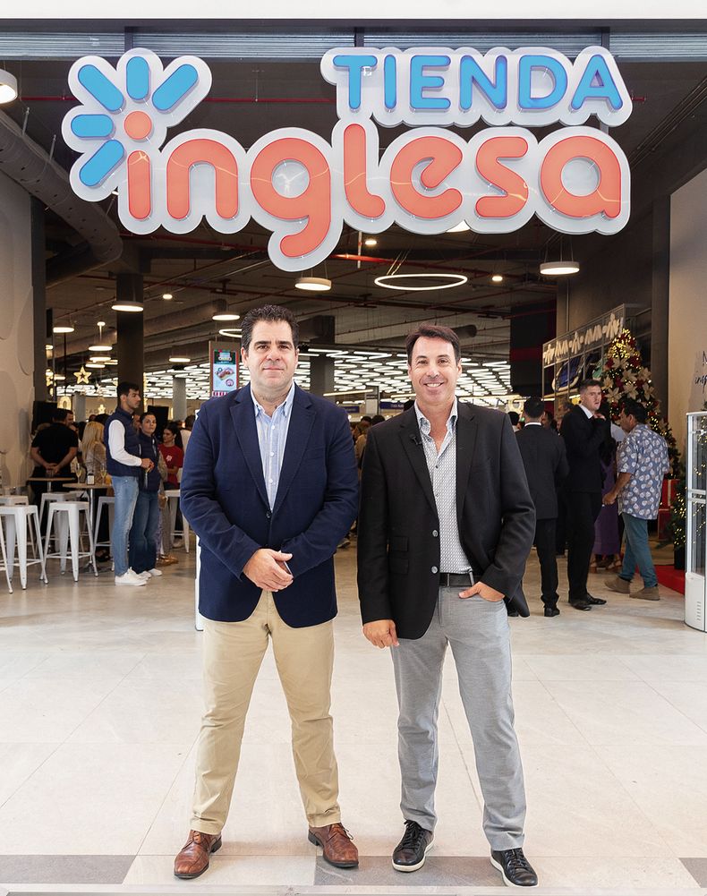 Gerente general de Atlántico Shopping Pablo Suárez junto al director general de Tienda Inglesa Juan Manuel Parada