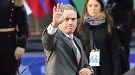 Yamandu Orsi saluda a su llegada a la cumbre del Mercosur este jueves, en Buenos Aires