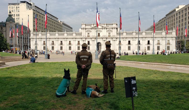 Fotografía de archivo del 20 de mayo de 2025 de integrantes de Carabineros resguardando el palacio de La Moneda en Santiago (Chile).
