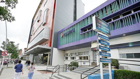 Centro médico del Casmu en el barrio La Blanqueada en Montevideo. Foto: Javier Calvelo / adhocFOTOS