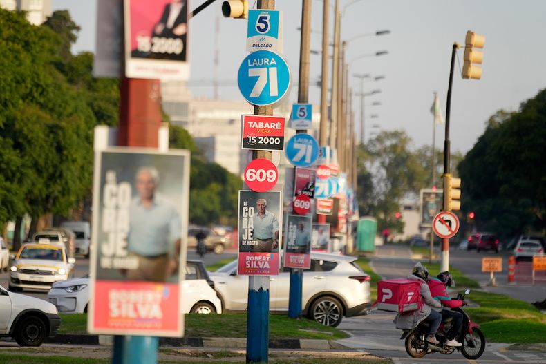 Cartelería política en Montevideo
