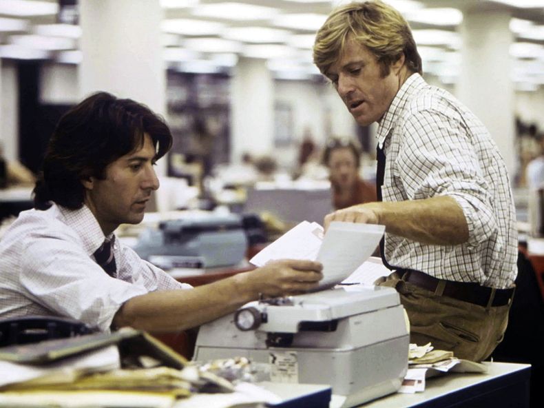 El actor interpretó al periodista Bob Woodward y Dustin Hoffman a Carl Bernstein en Todos los hombres del presidente, la película de 1973 de Alan J. Pakula sobre el caso Watergate, Todos los hombres del presidente.