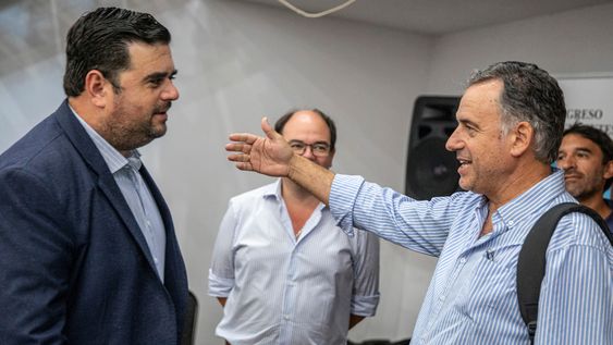 Yamandú Orsi y Nicolás Olivera, durante una sesión del Congreso de Intendentes, en 2024 Yamandú Orsi y Nicolás Olivera, durante una sesión del Congreso de Intendentes, en 2024