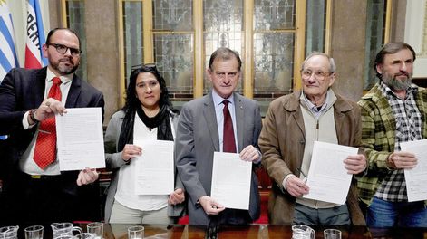 Manini y otros referentes al lanzar la campaña por una “deuda justa”. Foto: Javier Calvelo / adhocFOTOS