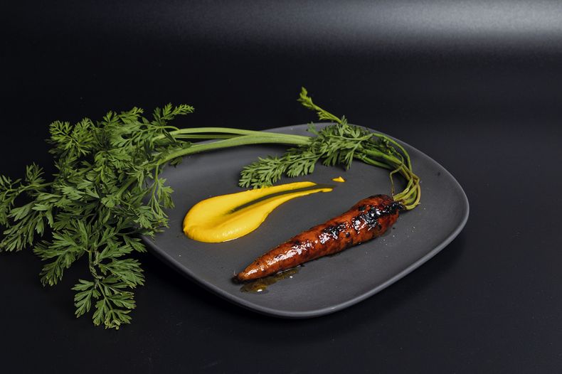 Para dar relevancia a todo el producto, el chef Xavier Pellicer presentó a la zanahoria con su tallo y sus hojas. Foto gentileza Madrid Fusión