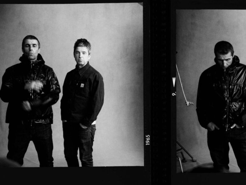 Los hermanos Gallagher durante la sesión de fotos de la gira 2025.