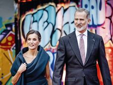 Los reyes de España cerraron su visita oficial a los Países Bajos con un recorrido por una muestra de muralistas españoles y holandeses en el Museo STRAAT de Ámsterdam. AFP