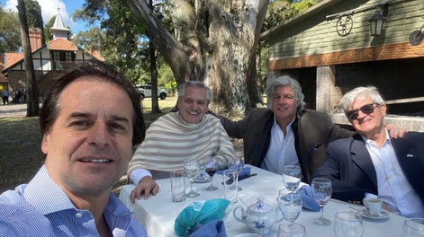 Lacalle Pou en un almuerzo de trabajo con su par argentino, Alberto Fernández, en la residencia presidencial de Parque Anchorena. Foto Presidencia.