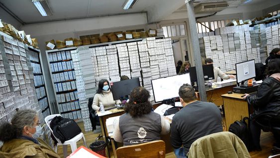 Proceso de verificación de firmas presentadas en la Corte Electoral para convocar referéndum contra la LUC. Foto: Daniel Rodriguez / adhocFOTOS