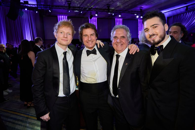 Junto a Ed Sheeran y otros invitados, el ganador del Oscar honorífico Tom Cruise posó para una foto y dejó a la vista un claro accidente durante la cena que manchó su camisa blanca. &nbsp;&nbsp;
