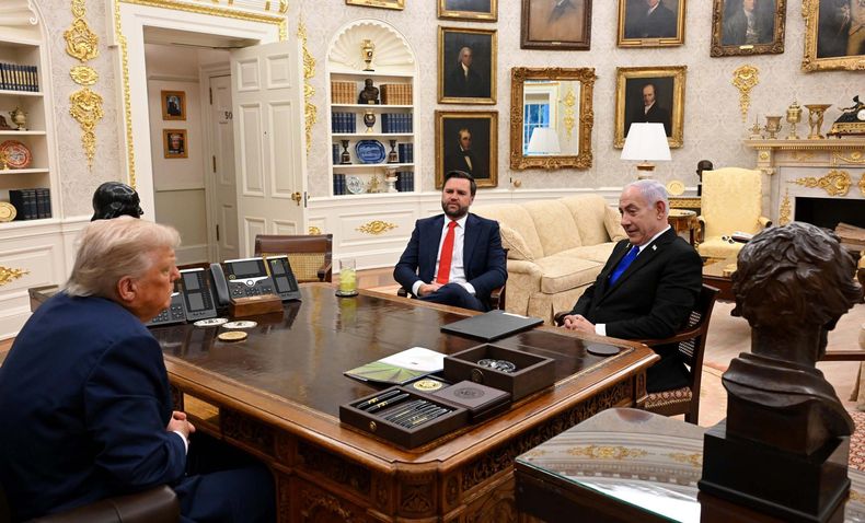 Benjamín Netanyahu (d), en una reunión con el presidente de los Estados Unidos, Donald Trump (i), acompañados por el vicepresidente de Estados Unidos JD Vance, en la Casa Blanca