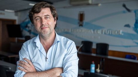 Ignacio Alonso en la sede de la Asociación Uruguaya de Fútbol