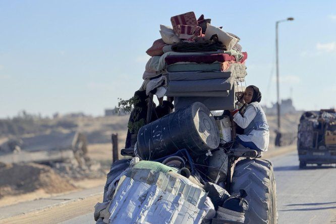 Miles de personas se desplazan este viernes desde la ciudad de Gaza hacia el sur de la Franja de Gaza, tras las órdenes de evacuación forzosa israelíes y los constantes bombardeos.