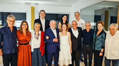 Lula, Mujica y los expresidentes de Brasil Dilma Rousseff y de Colombia Ernesto Samper en una cena con figuras de la música popular brasileña