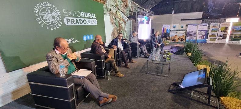 Malcuori, De Izaguirre, Uriarte, Irigoyen y Ferber en la conferencia realizada en la Expo Rural del Prado &nbsp;