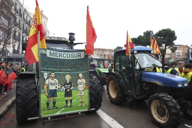 Marcha de cientos de tractores y agricultores que recorren el centro de la capital este miércoles, convocados por Unión de Uniones y Unaspi en protesta por el acuerdo comercial entre la UE y el Mercosur.