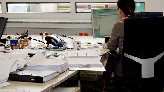 Las mujeres tienen el doble de probabilidades que los hombres de trabajar en empleos con alto riesgo de ser reemplazados Las mujeres tienen el doble de probabilidades que los hombres de trabajar en empleos con alto riesgo de ser reemplazados