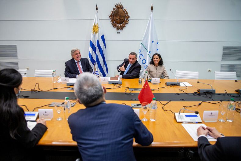 Francisco Bustillo, Alvaro Delgado y Azucena Arbeleche du rante la reunion con la delegación del gobierno chino. Foto: Mauricio Zina / adhocFOTOS