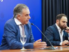 Yamandú Orsi y Gonzalo Civila, durante la presentación de la estrategia para personas en situación de calle. Yamandú Orsi y Gonzalo Civila, durante la presentación de la estrategia para personas en situación de calle.