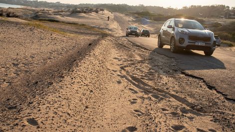 Búsqueda | Ruta al borde de la playa en Punta Colorada. Foto: Ricardo Antúnez / adhocFOTOS