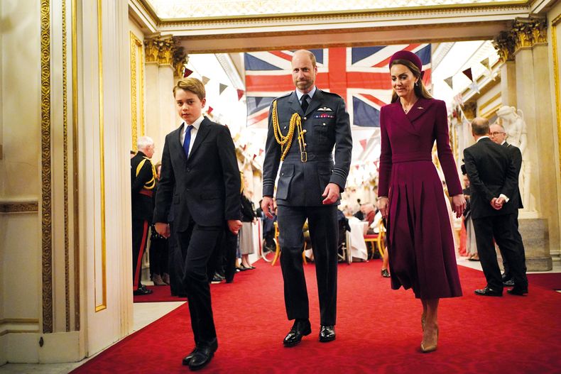 El príncipe George asistió con sus padres, los príncipes de Gales, a la recepción en el Palacio de Buckingham; también estuvo presente en el desfile junto a sus hermanos