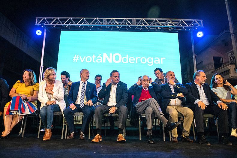 Dirigentes de los partidos de la coalición en el acto de cierre de campaña en contra del referéndum por la LUC. Foto: Santiago Mazzarovich, adhocFOTOS