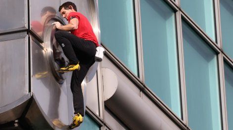 El escalador estadounidense Alex Honnold sube al rascacielos Taipei 101, en Taipéi (Taiwán), 25 de enero de 2026.&nbsp;