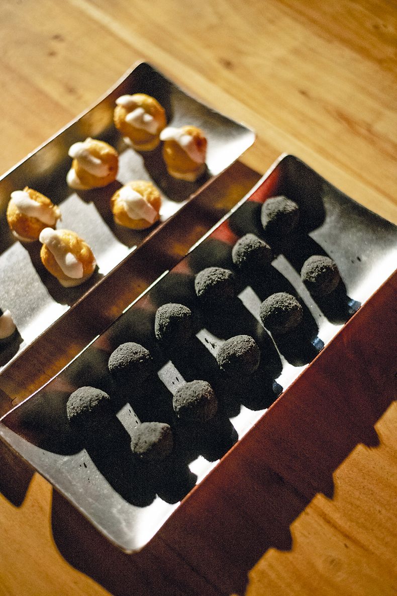 Bola de fraile, ensalada de calamar y merengue de limón. Paté de ñandú y ajo negro. Foto: Analía Grucki