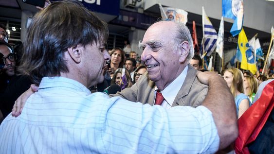 Luis Lacalle Pou y Julio María Sanguinetti. Foto: Javier Calvelo / adhocFOTOS Luis Lacalle Pou y Julio María Sanguinetti. Foto: Javier Calvelo / adhocFOTOS