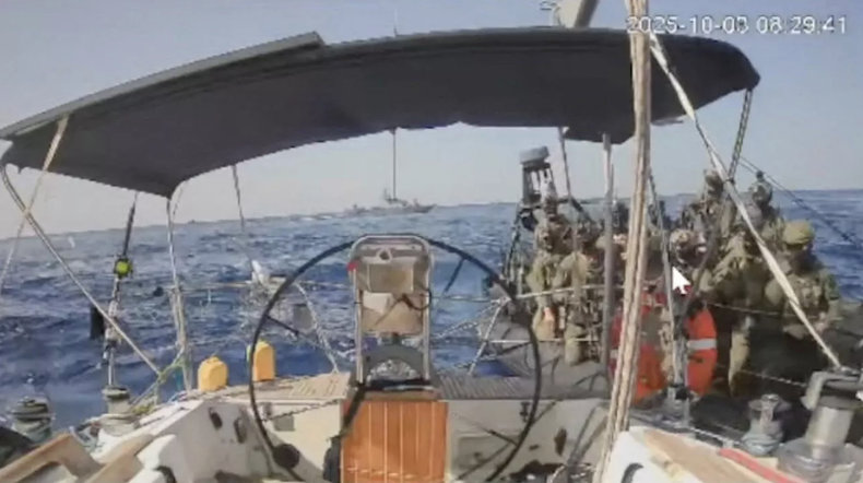 Una captura de pantalla de una transmisión en vivo muestra a las fuerzas de la armada israelí acercándose al buque Marinette.
