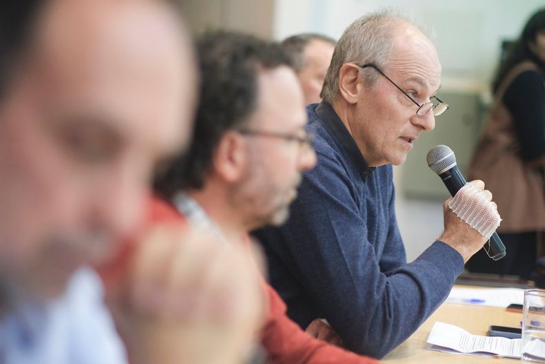 Héctor Cancela, de rojo, y Gregory Randall, con el micrófono, son quienes han sumado más adeptos para ser electos como rector de la Udelar