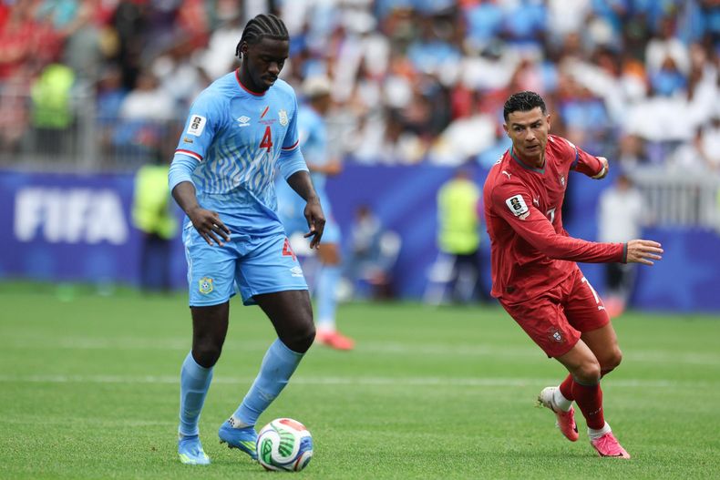 Cristiano Ronaldo en acción contra YoaAxel Tuanzebe, jugador de la República Democrática del Congo, durante el partido de la fase de grupos de la Copa Mundial de la FIFA 2026 entre Portugal y la República Democrática del Congo, en Houston, Texas.