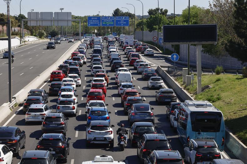 Vista del tráfico en la M-30 este lunes, durante el apagón en Madrid.&nbsp;