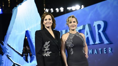Las actrices Sigourney Weaver y Kate Winslet posan en una alfombra roja que se tiñó de azul para la avant première de Avatar: el camino del agua. AFP.