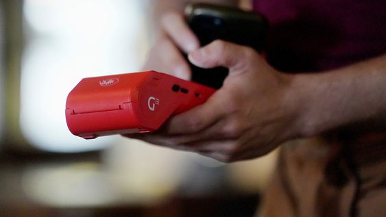 Pago con tarjeta en un bar de la Ciudad Vieja. Pago con tarjeta en un bar de la Ciudad Vieja.